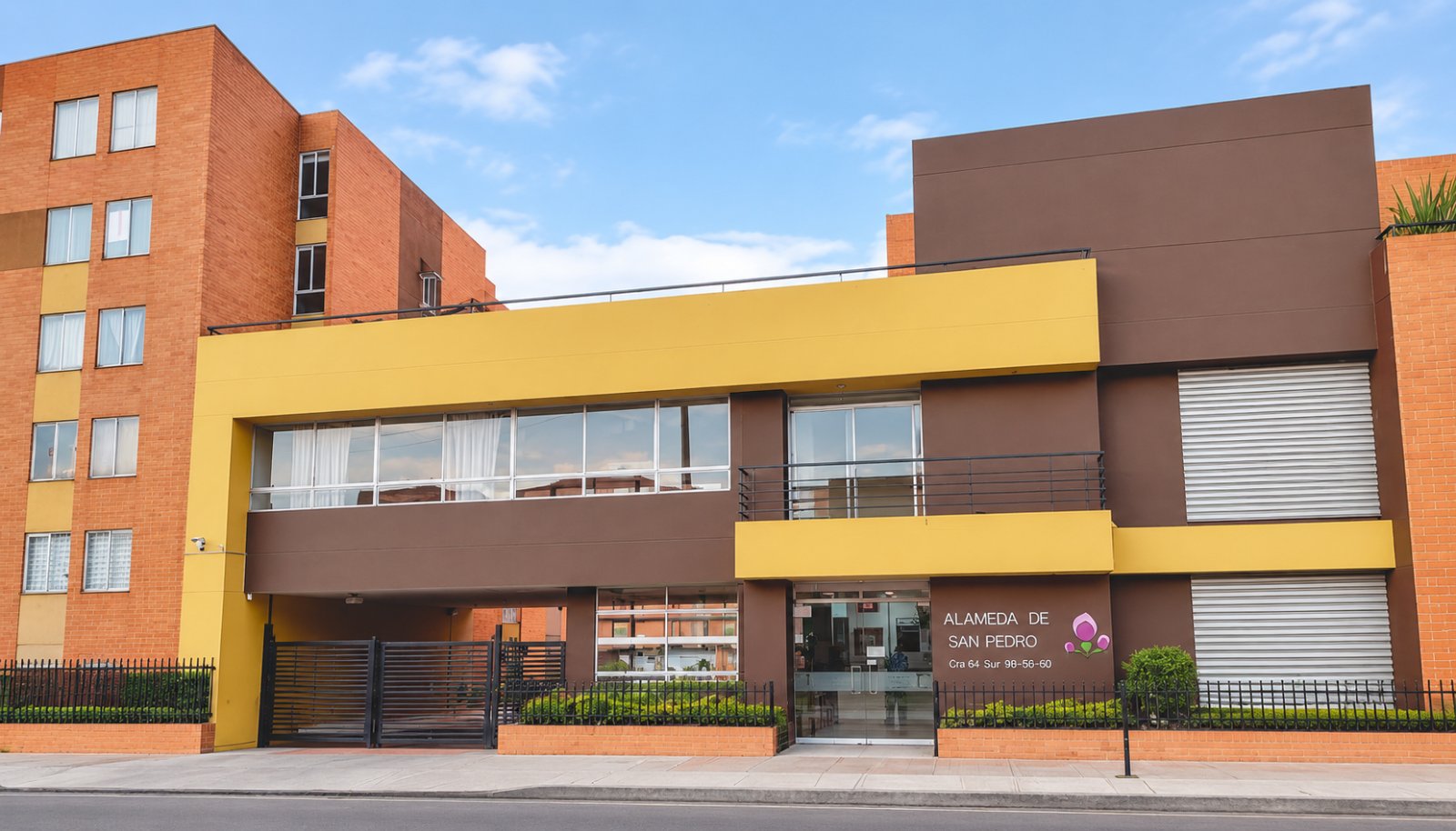 Torres residenciales del conjunto rodeadas de árboles al atardecer